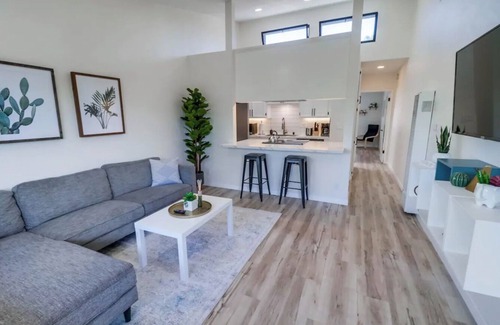 Pacific Beach Apartment | Fresh Modern & Comfy Apt Near It All [+parking]!