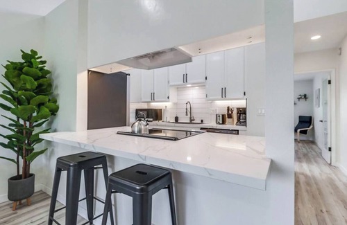 Pacific Beach Apartment | Fresh Modern & Comfy Apt Near It All [+parking]!