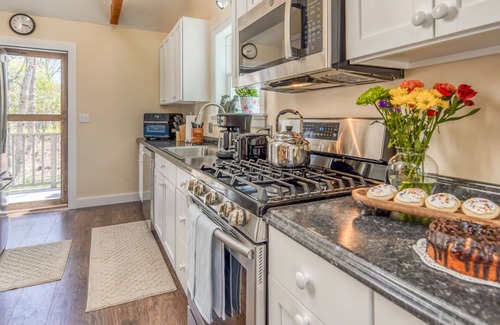 Vineyard Haven House | Fresh Quiet Hidden Gem, Pet & Kid Friendly, close to V.T.A., VH and farmstand-5*