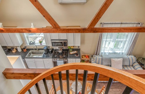 Vineyard Haven House | Fresh Quiet Hidden Gem, Pet & Kid Friendly, close to V.T.A., VH and farmstand-5*