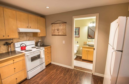 Rossland Apartment | Fresh Studio Apartment in Central Rossland