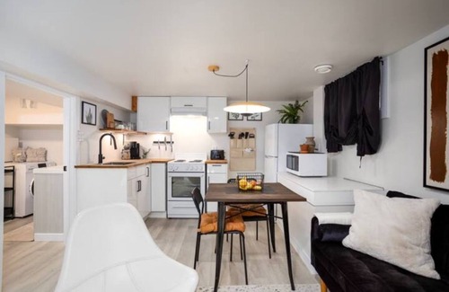 Old Strathcona House | Fresh University & River Valley - 2 Bedroom