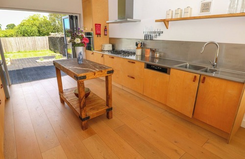 Carew Newton Cottage | FRESH WINDS, pet friendly, with open fire in Carew