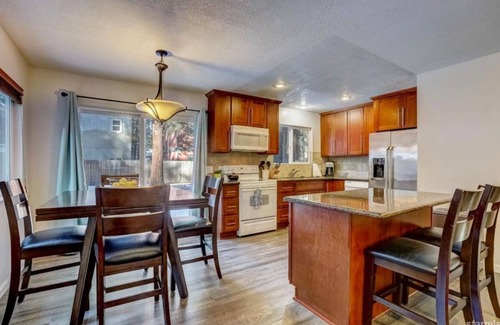Al Tahoe Cabin | Freshly remodeled lake house in the heart of Tahoe