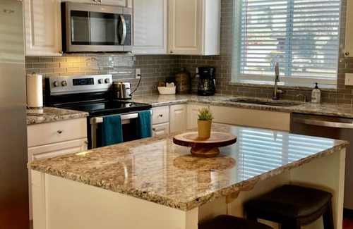 Redmond House | Freshly remodeled and updated dog friendly get-away w/Private Hot Tub and view!