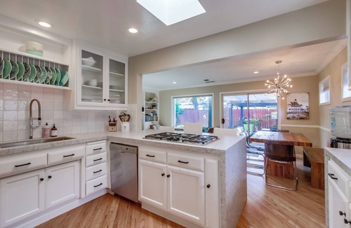 Del Mar House | Freshly Remodeled Private Beach home, walk to beach and shops - sleeps 8