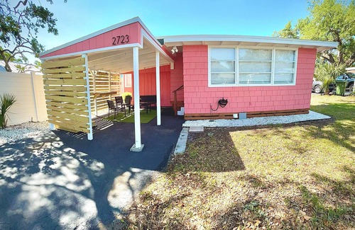 River District House | Freshly renovated 2-bedroom house in beautiful Bradenton with WiFi, AC