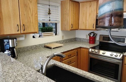 Oak Creek House | Freshly Renovated. 5 Minutes to Bell Rock. Quiet Community: Golf, Pool, Hot Tub
