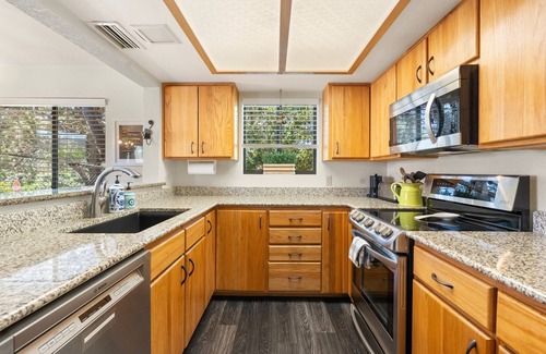 Oak Creek House | Freshly Renovated. 5 Minutes to Bell Rock. Quiet Community: Golf, Pool, Hot Tub