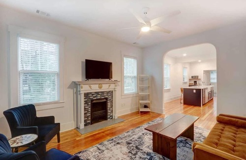 Midtown House | Freshly Renovated Bungalow - Monthly Stays!
