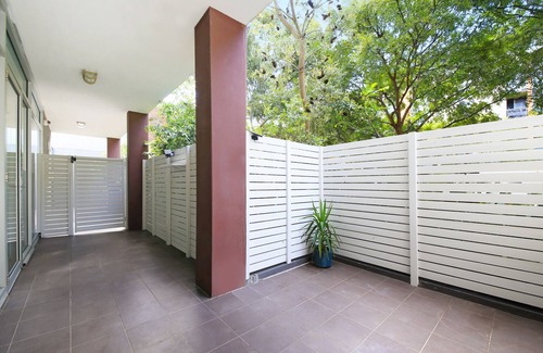 Mascot Apartment | Freshly Renovated Garden Apartment Walking Distance to Mascot Train Station
