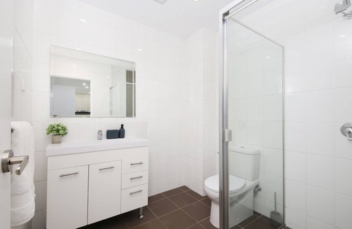 Mascot Apartment | Freshly Renovated Garden Apartment Walking Distance to Mascot Train Station