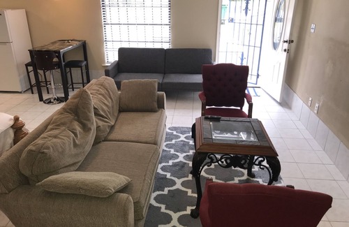 Northside House | Freshly Renovated Studio with full kitchen, bathroom, and private gate, parking