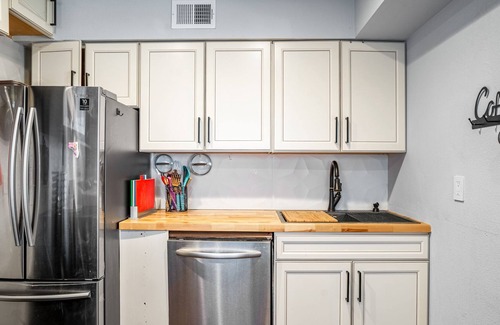Uptown Apartment | Freshly renovated Uptown Garden Luxe Condo