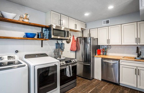 Uptown Apartment | Freshly renovated Uptown Garden Luxe Condo