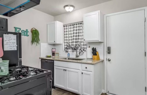Raisin House | Fresno Apt 1 Bed:1 Bath California Dreamin'!
