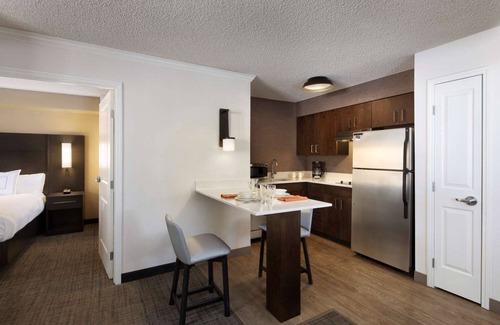 Raisin Hotel | Fresno Hospitality: Enjoy Homely Comforts with Pool and Kitchen | Two Suites