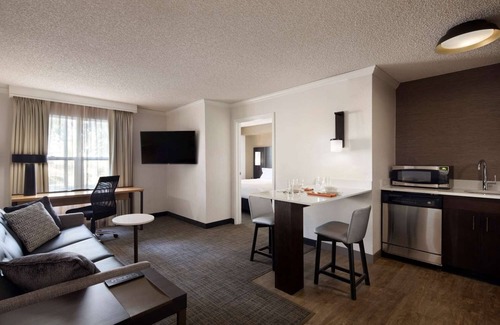 Raisin Hotel | Fresno Hospitality: Enjoy Homely Comforts with Pool and Kitchen | Two Suites