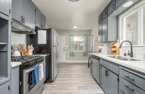 Raisin House | Fresno House | Pool | Fire Pit | Garage | 3/2:Wow!