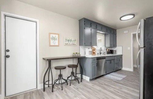 Raisin House | Fresno House | Pool | Fire Pit | Garage | 3/2:Wow!