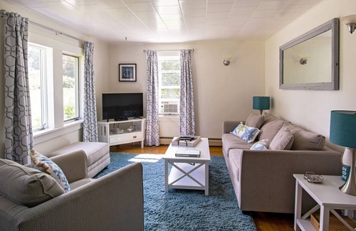 Welshpool Hotel | Friars Bay Inn & Cottages
