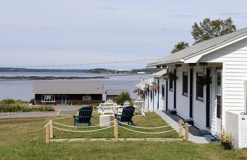 Welshpool Hotel | Friars Bay Inn & Cottages