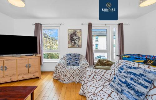 Glenisla Villa | Friary Townhouse - INVOICE and REDUCED PRICE only via SUNRISE SHORT LETS DUNDEE, 5 Double Bedrooms, 4 Bathrooms, GYM, GAMES, GARDEN, Fully Equipped, Free Parking, Central Location, Contractors and Trades People Favourite