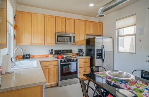 Downtown Albuquerque Condo | Frida Kahlo! 1bd/1.5ba Condo near Old Town/Sawmill. Balcony, Patio!