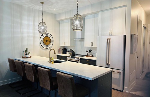 Innisfil House | Friday Harbour Prime Location - Luxurious Lakeside Escape