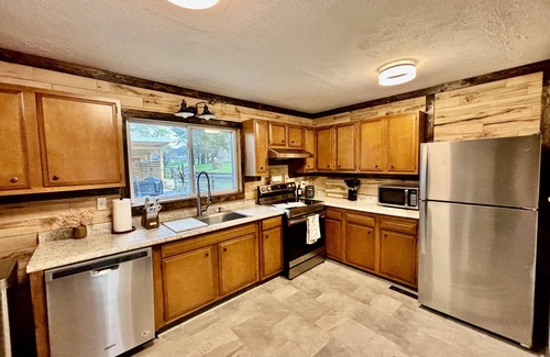 Harrisonburg Cabin | Friendly City Stay! HOT TUB, NEW LISTING!