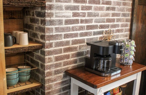 Harrisonburg Cabin | Friendly City Stay! HOT TUB, NEW LISTING!
