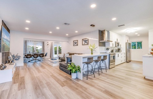 Croissant Park House | Friendly Fox Luxury Pool & Spa - Near DT & Beach