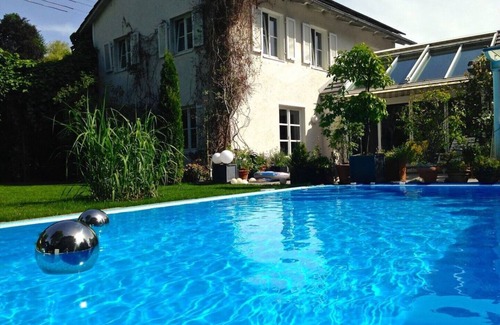 Starnberg Apartment | Friendly/modern Apartment. Central but very quiet Location with a Swimming Pool!