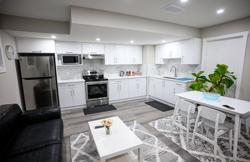 Symons Valley House | FriendlynnLegal Secondary Suite Basement (2Bedroom 1Bathroom Kitchen & Laundry)