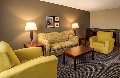 Arsenal House | Friends Getaway! 4 Spacious Units w/ Free Bfast, Near Hertzberg Circus Museum!