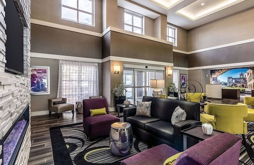 Arsenal House | Friends Getaway! 4 Spacious Units w/ Free Bfast, Near Hertzberg Circus Museum!