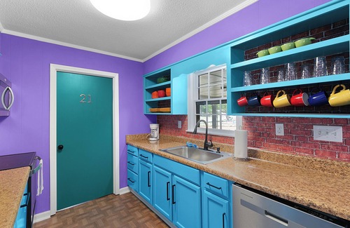 Jackson House | Friends TV House - Sleeps 8 - N. Jackson - So Fun