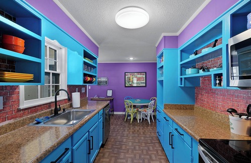 Jackson House | Friends TV House - Sleeps 8 - N. Jackson - So Fun