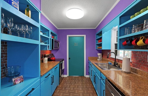 Jackson House | Friends TV House - Sleeps 8 - N. Jackson - So Fun