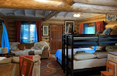 Kukuihaele Cabin | FROG POND: Cozy, family streamside/garden & cabin for 3-4 next to Waipio Valley