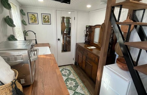 Alvin Cabin | ~ Frog & Toads Cozy Cove ~ A tiny home with a big personality!