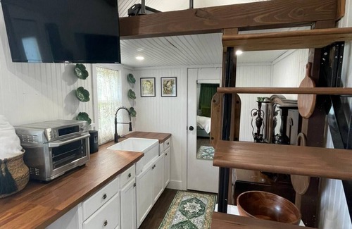 Alvin Cabin | ~ Frog & Toads Cozy Cove ~ A tiny home with a big personality!