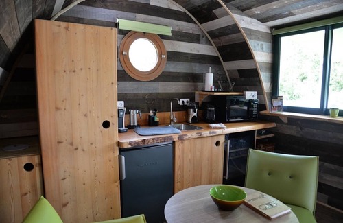 Chablis Cabin | Frogs floating cabin with private spa