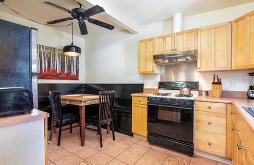 Old West Broad Neighborhood House | Frogtown Cottage | Historic Downtown Savannah, Pool, Pet Friendly