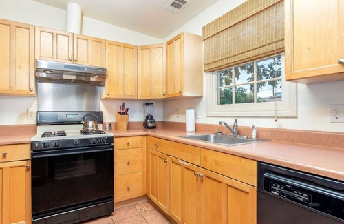 Old West Broad Neighborhood House | Frogtown Cottage | Historic Downtown Savannah, Pool, Pet Friendly