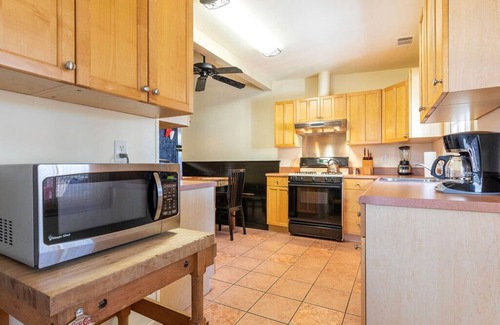 Old West Broad Neighborhood House | Frogtown Cottage | Historic Downtown Savannah, Pool, Pet Friendly