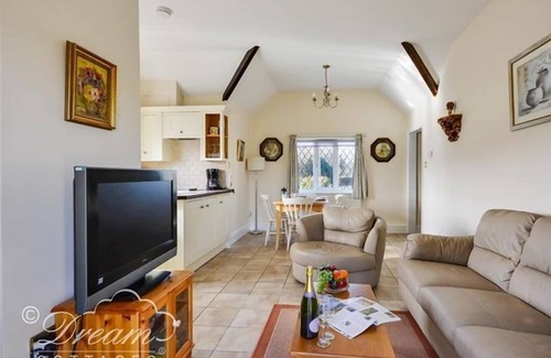 Dorchester Cottage | FROME LODGE HOUSE, pet friendly, with open fire in Frome Whitfield