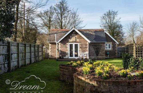 Dorchester Cottage | FROME LODGE HOUSE, pet friendly, with open fire in Frome Whitfield