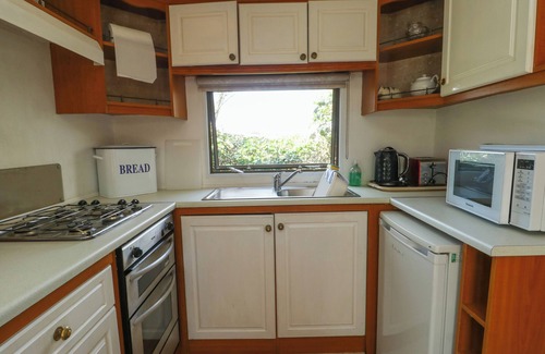 Cylch-Y-Garn Cottage | FRON DDERW CARAVAN, family friendly, with a garden in Llanfechell