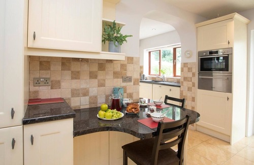 Menai Bridge Cottage | FRON, family friendly, with a garden in Menai Bridge